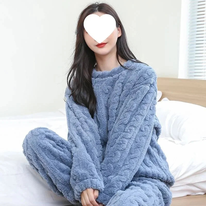 Ensemble pyjama femme bleu en polaire épaisse, tenue d’intérieur chaude et douce, vêtement cocooning confortable pour la maison et les nuits d’hiver