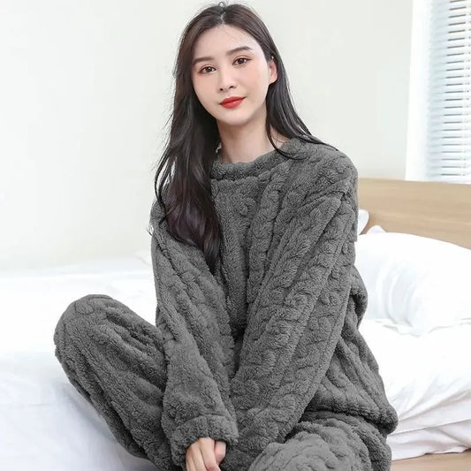 Ensemble pyjama femme gris en polaire épaisse, tenue d’intérieur chaude et douce, vêtement cocooning confortable pour la maison et les nuits d’hiver