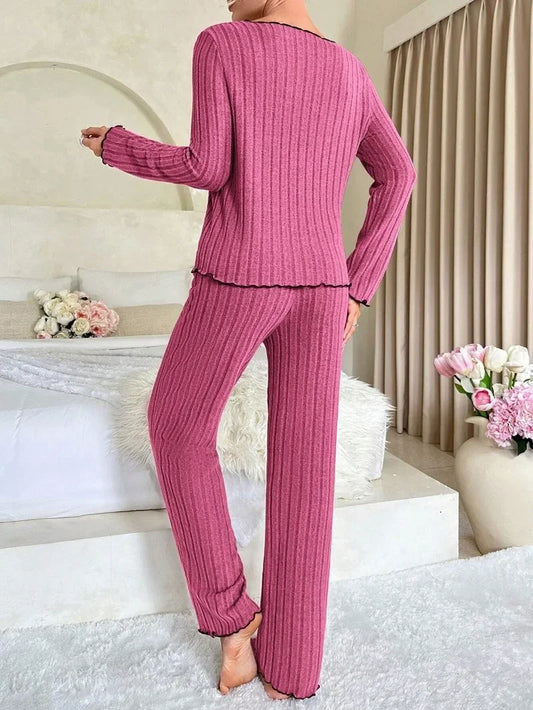 Pyjama rose femme doux et ample pour confort optimal, col en V avec noeud papillon, manches longues et pantalon long, liberté de mouvement et contours lissés, parfait pour soirées cocooning et hiver.