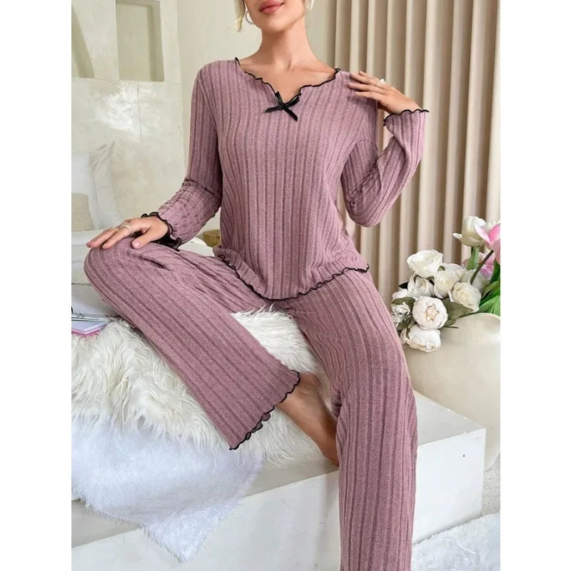 Pyjama femme violet pâle doux et ample pour confort optimal, col en V avec noeud papillon, manches longues et pantalon long, liberté de mouvement et contours lissés, parfait pour soirées cocooning et hiver.