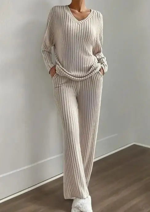 Pyjama femme beige clair à rayures, ensemble col V confortable avec pantalon large et poches