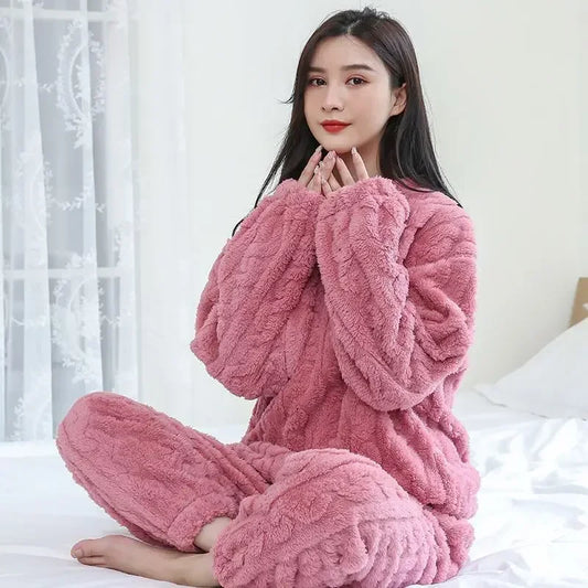 Ensemble pyjama femme rose en polaire épaisse, tenue d’intérieur chaude et douce, vêtement cocooning confortable pour la maison et les nuits d’hiver 